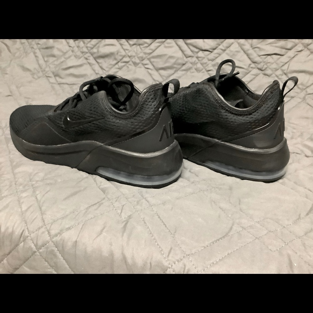 MENS 9.5 NIKE AIR MAX.  WORN 1. IN EXCELLENT CONDITION. GREAT CASUAL SNEAKERS
